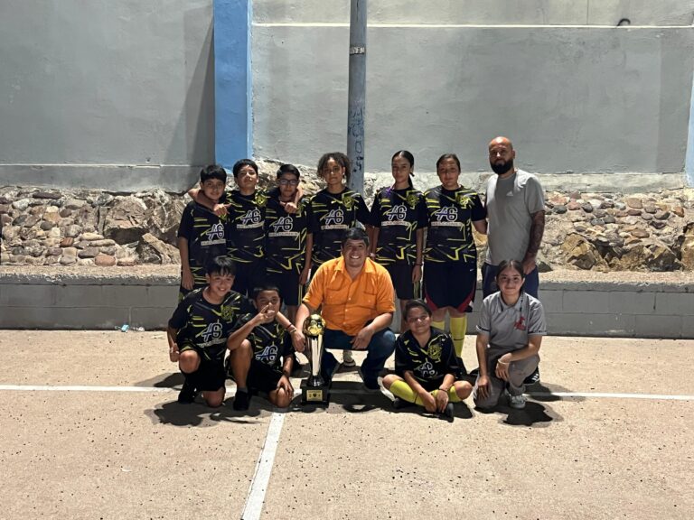 Halcones entrega su primer trofeo al regidor Adán Galicia, como símbolo de gratitud y confianza