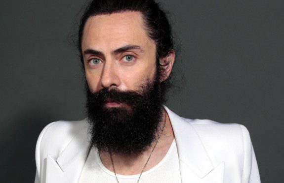 Jay de la Cueva consolida su carrera como solista con nueva etapa musical