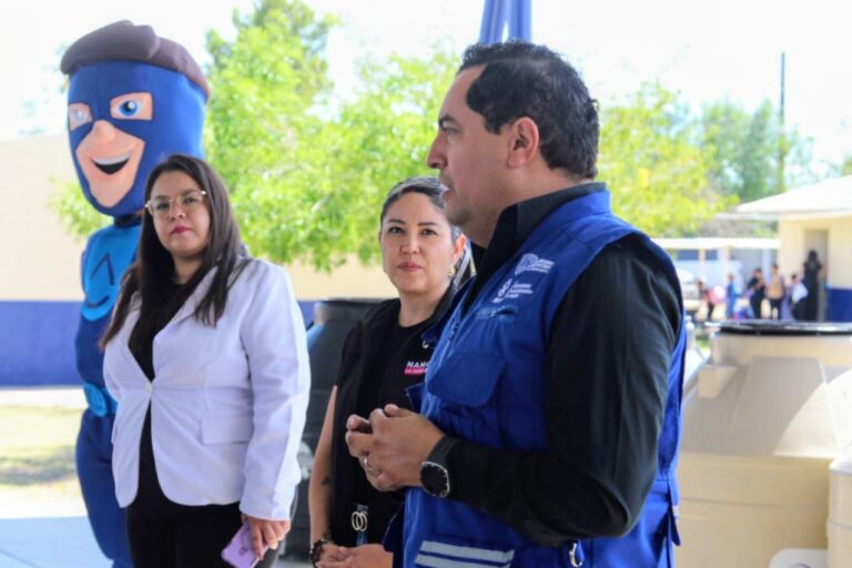 Dona JMAS Chihuahua 12 tinacos a escuelas del norte de la ciudad