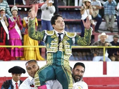 EL “CHIHUAHUA” ANTONIO GARCÍA SALE A HOMBROS EN URIANGATO, GUANAJUATO
