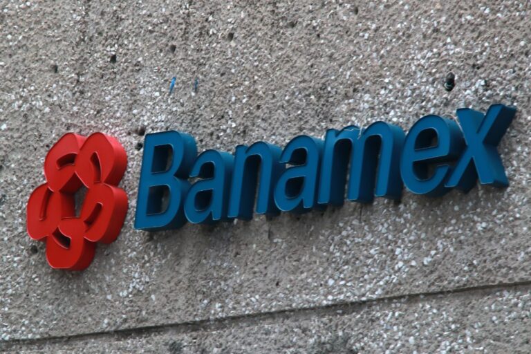 Se desploman acciones de Grupo México tras oferta por Banamex