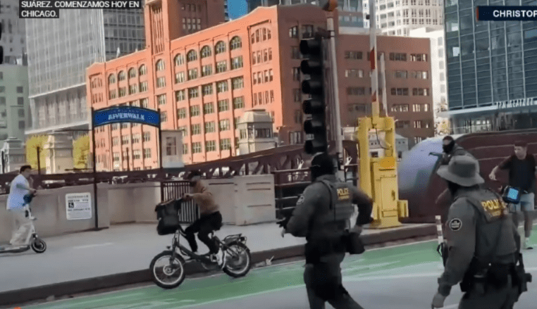 VIDEO Ciclista protagoniza persecución con agentes del ICE en Chicago