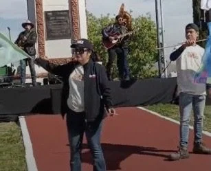 Indignación política en Chihuahua: revelan presencia de funcionarios municipales en “acto ciudadano” de manta pro-Bonilla durante desfile de Revolución