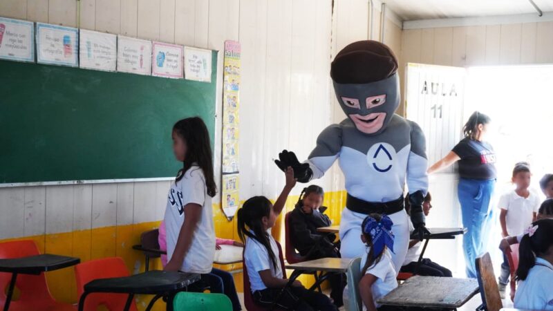 Lleva JMAS Chihuahua “Los Aguardianes” a más de 400 estudiantes de la escuela primaria Sor Juana Inés de la Cruz