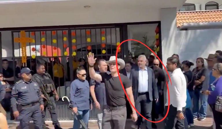 “¡Lárgate!”: Entre gritos y reclamos, el gobernador Ramírez Bedolla acude al funeral de Carlos Manzo