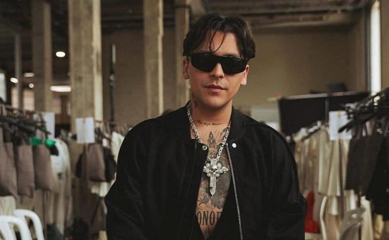 Nodal enfrenta tormenta judicial con sus padres; juez cita por falsos 32 contratos