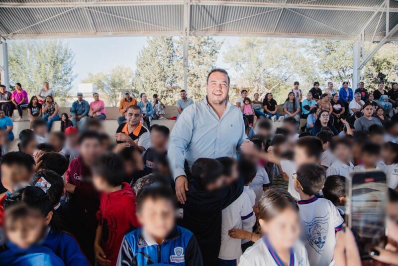 Gobierno Municipal y Estatal unidos por la educación: entrega de útiles escolares en la primaria Héctor de la Garza