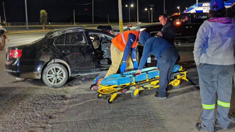 Espectacular Accidente en Periférico de Chihuahua: Volkswagen Bora Vuela y Cae de Pie Tras Reventón de Llantas