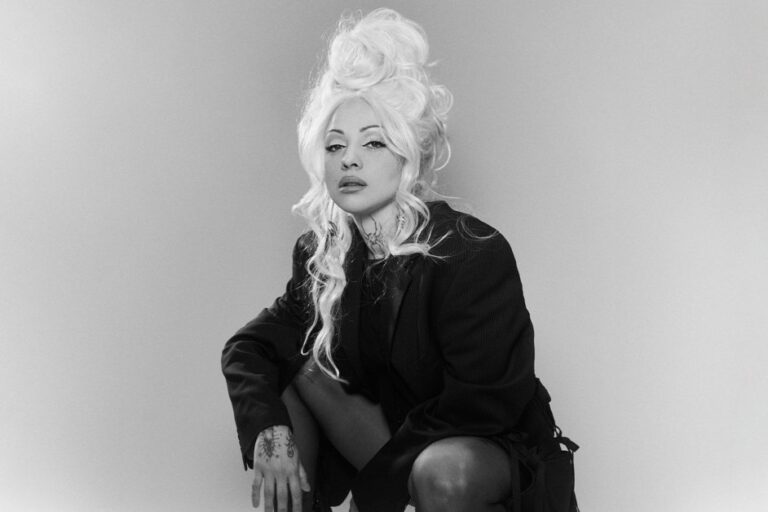 Mon Laferte Triunfa con ‘Femme Fatale’: Debut en el Top 10 de Top Latin Pop Albums y un Exorcismo Musical Personal