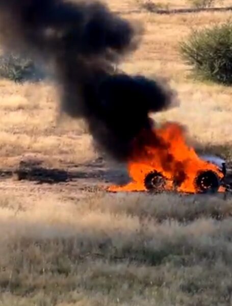 ¡INCENDIO DEVORADOR EN LA CARRETERA! CUATRIMOTO DE 180 MIL PESOS SE CONVIERTE EN ESCORIAL HUMEANTE EN LÍNEA RECTA DE CHIHUAHUA: ¿MALDITA SUERTE O FALLO FATAL?