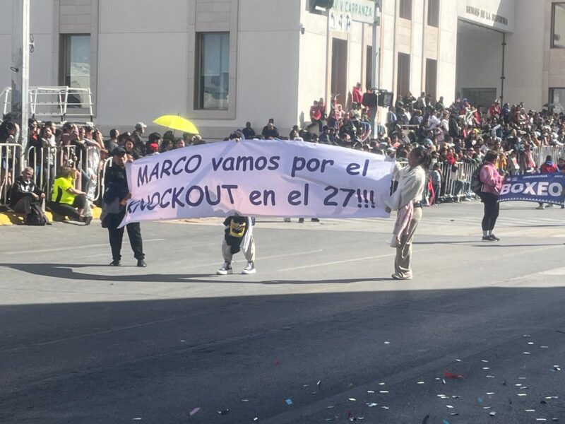 Falta de respeto intolerable: Maru Campos estalla contra la manta de Bonilla en pleno desfile revolucionario