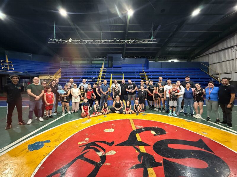 El coach chihuahuense David Rodríguez imparte clínicas de básquetbol en Costa Rica