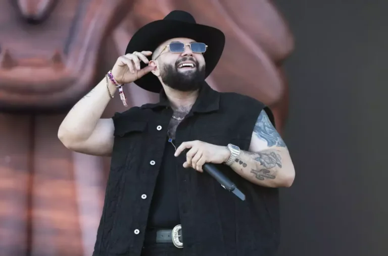 Carin León lidera el espectáculo aéreo más grande de México