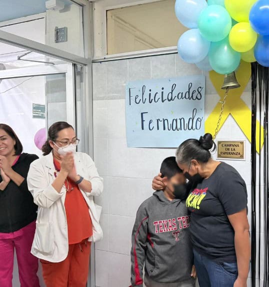 Maravilloso!!!  Niño derrota al cáncer y hace sonar la Campana de la Victoria en IMSS Chihuahua