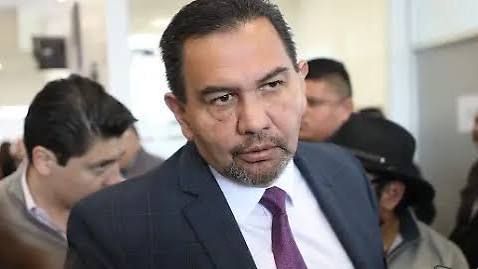 ¡Fiebre total en Chihuahua: Mujeres forman colas interminables por un cara a cara electrizante con el carismático Cruz Pérez Cuéllar!