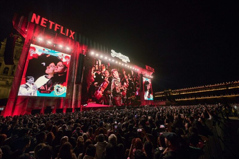 Juan Gabriel Revive en el Zócalo: Proyección de Concierto Histórico Reúne a 170.000 Fans en Récord para Netflix