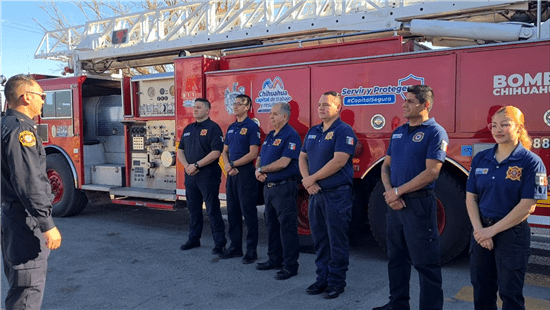 Chimenea en llamas y bomberos que “ni sus luces”: vecinos combaten incendio por su cuenta en Chihuahua