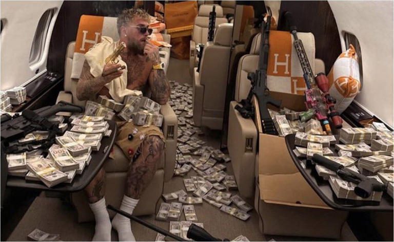 Polémica total: Jake Paul presume fajos de billetes y armas en jet privado tras brutal KO de Anthony Joshua