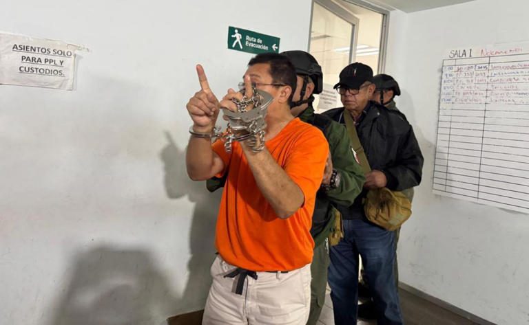 Artículo 19 condena prisión domiciliaria impuesta a periodista Rafael León en Veracruz: imágenes lo muestran esposado rumbo a audiencia