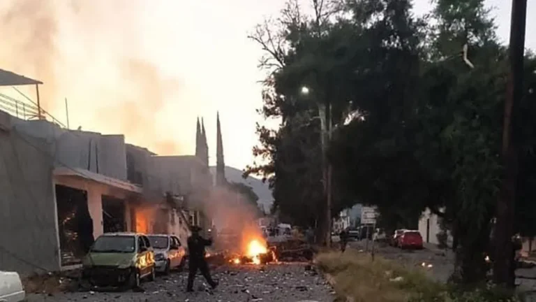 ¡Coche bomba estalla en Coahuayana! Explosión narco hiere a 6 policías y deja 3 muertos en Michoacán durante “pacificación” fallida