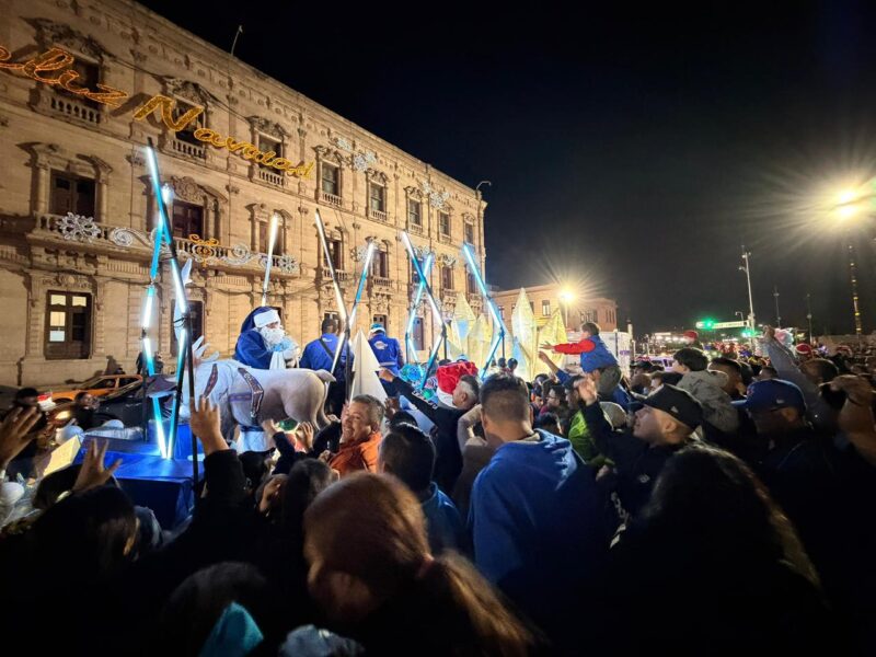 Ilumina el Centro Histórico la Caravana Navideña de Los Aguardianes