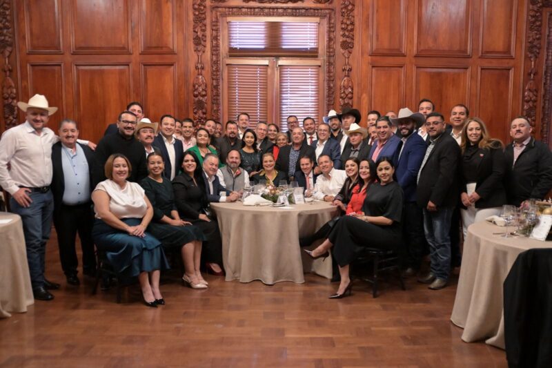 Maru Campos agradece a alcaldes chihuahuenses por su trabajo durante la celebración del brindis navideño en Palacio de Gobierno