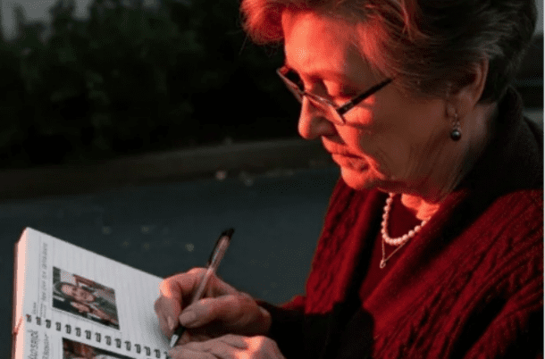 La “reina del chisme” que monetizó los secretos del barrio: compró dos casas vendiendo rumores e infidelidades