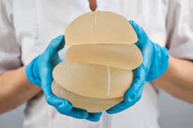 Empleado de clínica roba prótesis mamarias de 4 mil dólares para el sueño prohibido de su novia