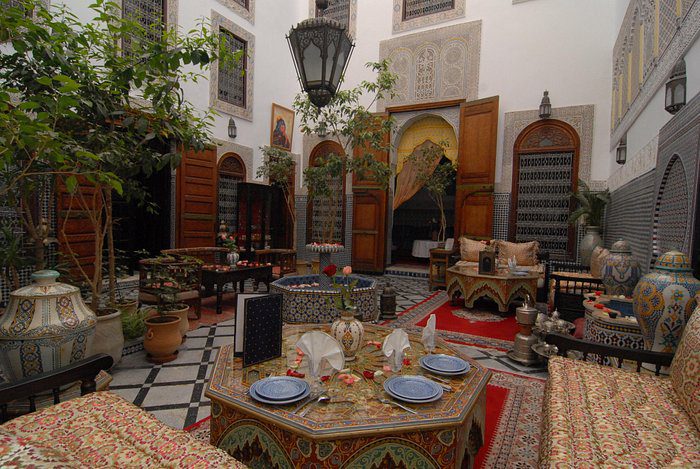 Cita romántica en Marruecos termina con el pretendiente enterrado vivo en el patio de su amada