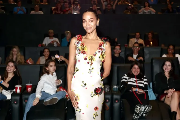 Zoe Saldaña se emociona hasta las lágrimas: abraza el rosario, reza y canta en una de las escenas más conmovedoras de ‘Avatar: Fuego y Ceniza’