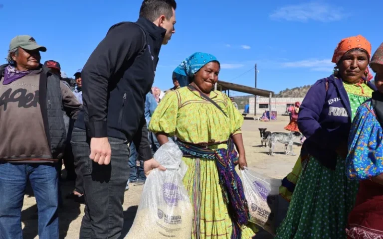 Apoya Gobierno del Estado con paquetes alimentarios y chamarras a 300 familias indígenas de Carichí
