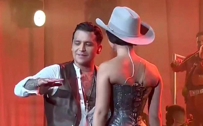 Ángela Aguilar “cachetea” a Christian Nodal en pleno concierto: el video que se viralizó en redes