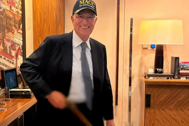 Salinas Pliego desafía al SAT con foto armado y gorra «MACC»: vence plazo de 51 mil millones de pesos en adeudo fiscal