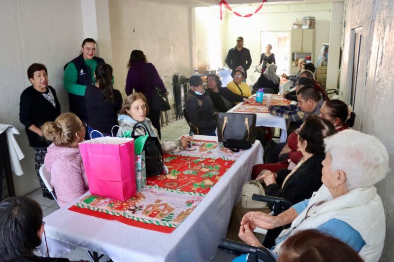 Carla Rivas entrega apoyos alimentarios a familias de la colonia Santa Rosa