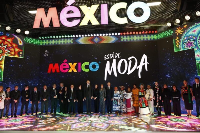 Noticias Chihuahua PAUSA.MX Representante Rarámuri de Guachochi saluda a la Reina de España en FITUR Madrid