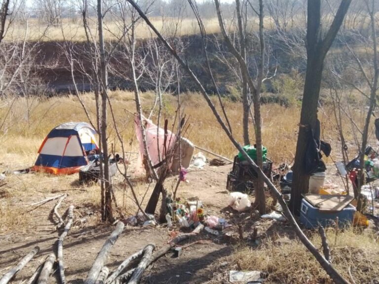 Atienden reporte de persona fallecida en zona de arroyo; presumen causas naturales