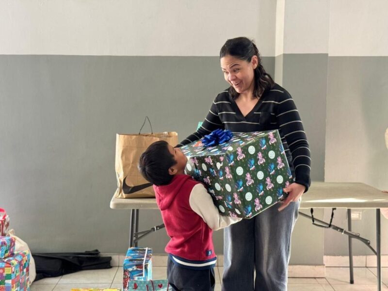 Entrega Sempra juguetes en la Casa Hogar Palabra de Vida