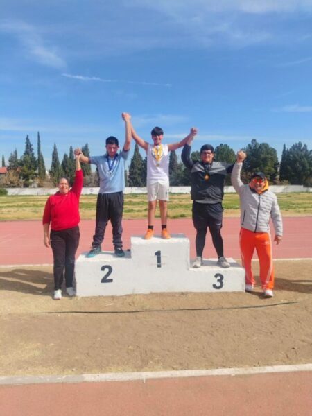 Podio para la secundaria estatal 3009 en el Atletismo de Zona Escolar