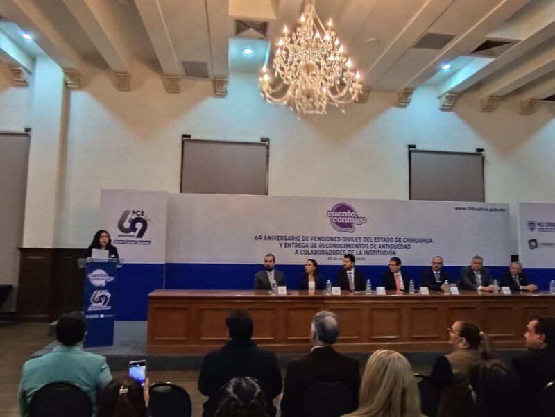 Reconocen trayectoria de trabajadores en 69 aniversario de Pensiones Civiles del Estado