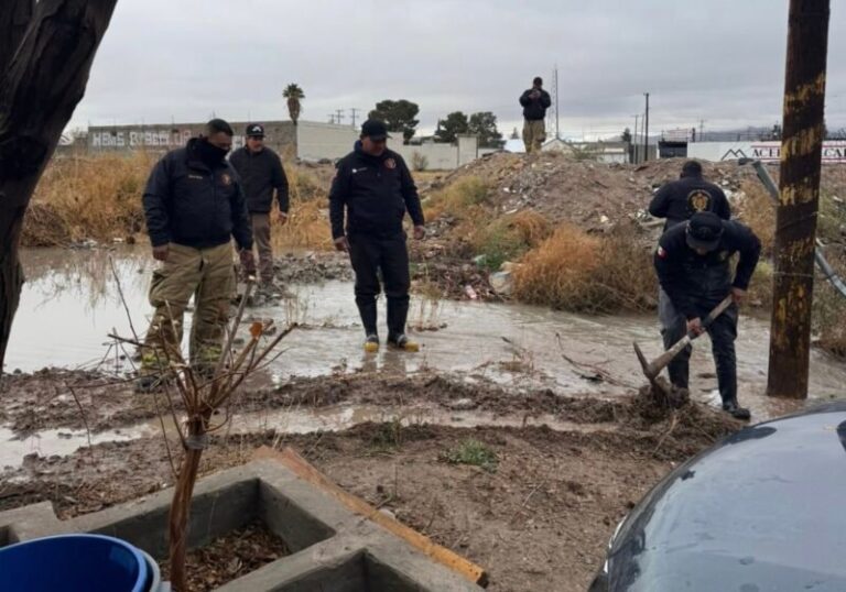 Atiende Protección Civil emergencia por desbordamiento de acequia en Juárez