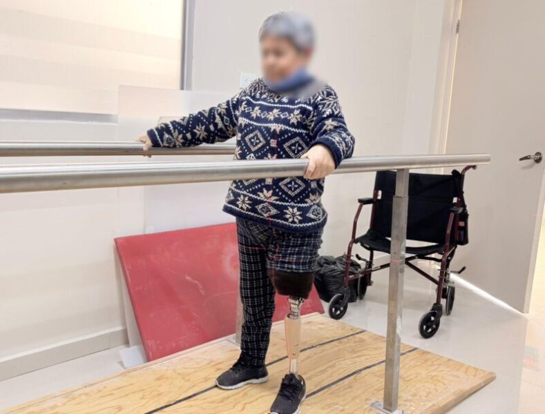 Gestión conjunta permite a ciudadana de Parral recuperar movilidad