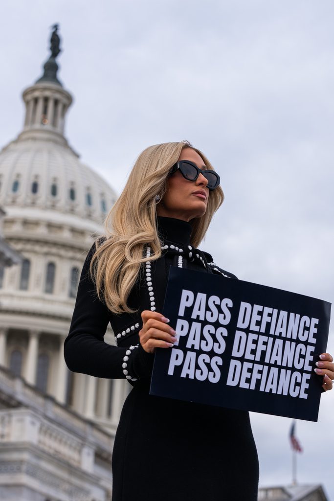 Paris Hilton posa para fotos tras una conferencia de prensa para promover la aprobación de la Ley DEFIANCE en el Capitolio, el jueves 22 de enero de 2026, en Washington.