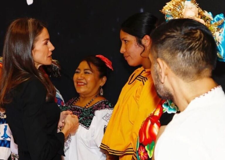 Representante Rarámuri de Guachochi saluda a la Reina de España en FITUR Madrid