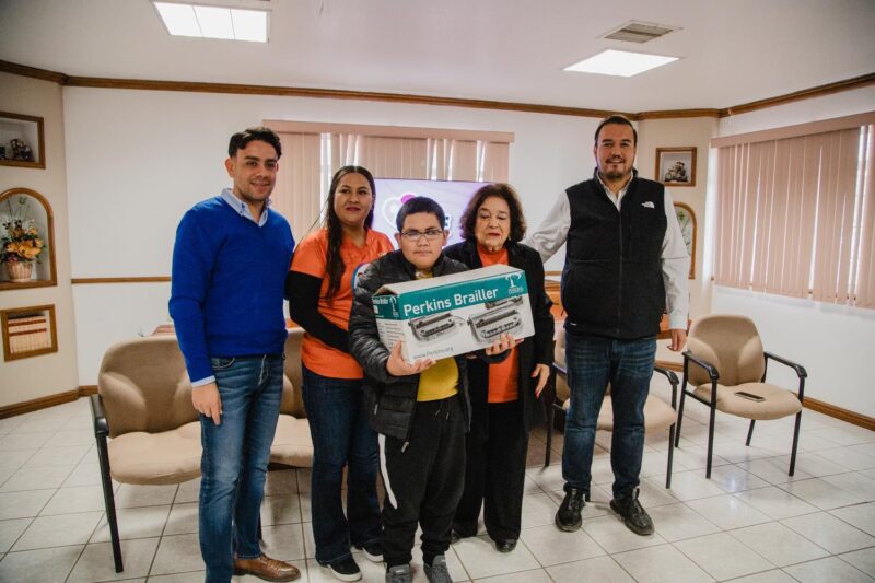 DIF Municipal y Asociación GRIC entregan máquina Braille para impulsar la inclusión educativa en Camargo