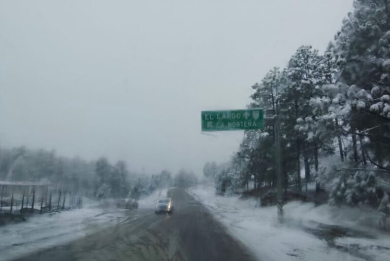 Reportan caída de nieve en tramo carretero de La Junta hacia Sonora