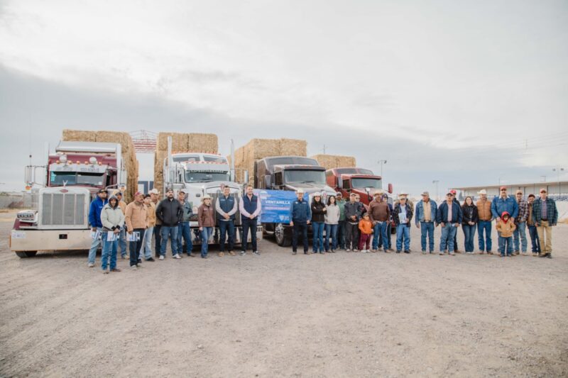 Jorge Aldana y Gobierno del Estado entregan más de 200 pacas de rastrojo a ganaderos y productores de Camargo