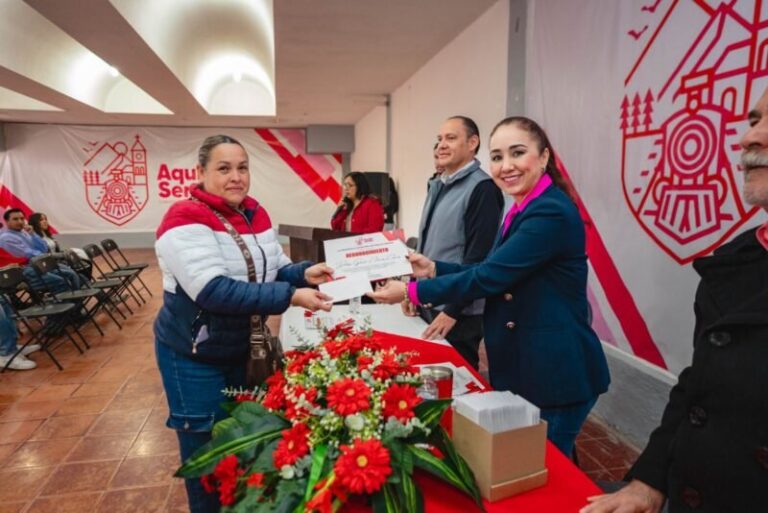 Entregan becas para alumnos de nivel profesional en Aquiles Serdán