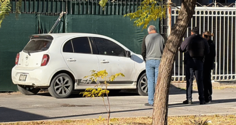 Descubrimiento alarmante en colonia Nacional: Vehículo Nissan March blanco aparece acribillado a balazos en el norte de Chihuahua