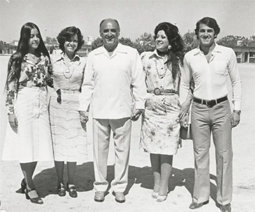 José López Portillo junto a su esposa Carmen Romano (Derecha) y sus dos hijas e hijo. Foto: cortesía.