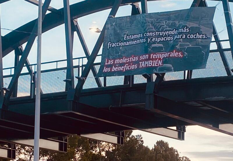 Colocan “Eco-manta” en puente de El Reliz